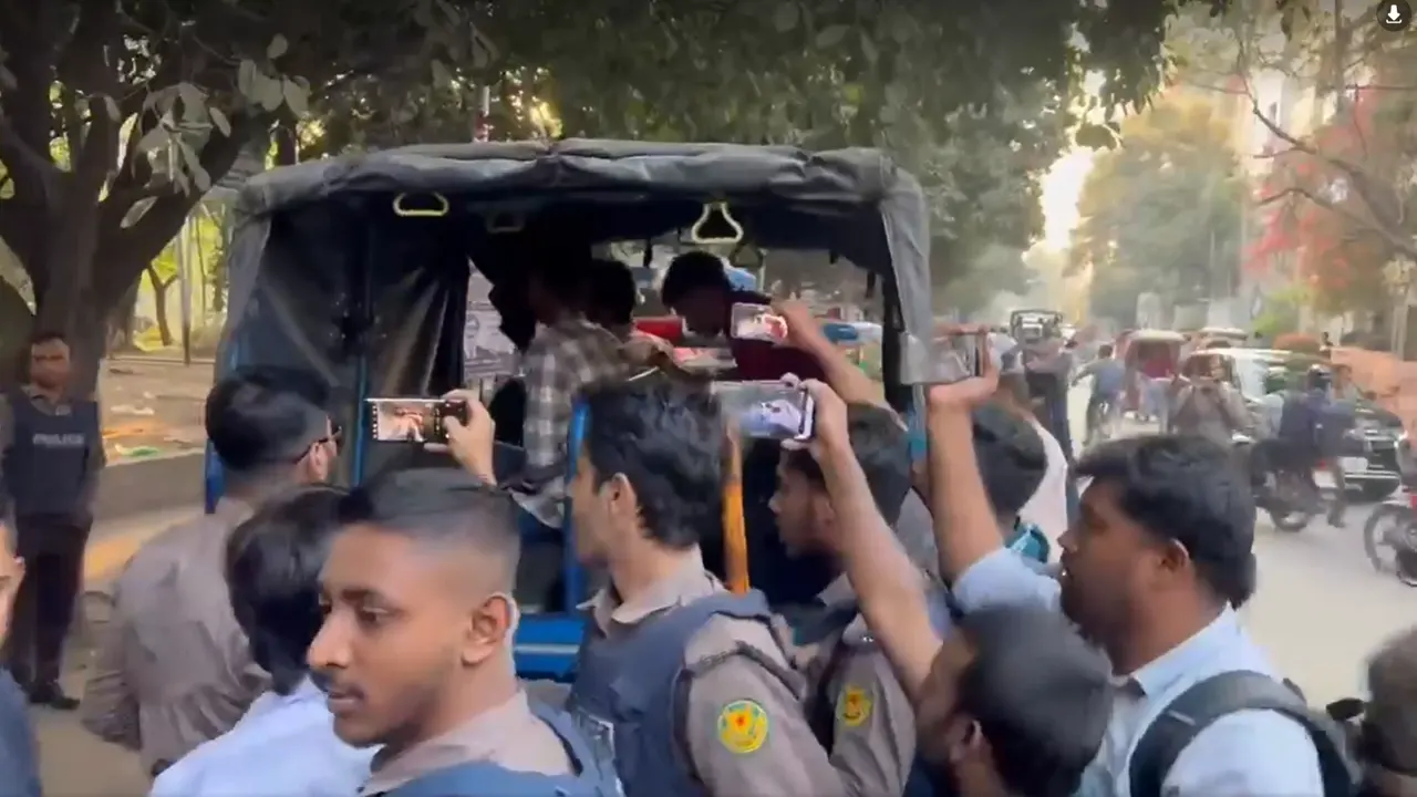 পুলিশের গাড়িতে করে নিয়ে যাওয়া হচ্ছে আটকদের।