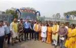 ত্রিপুরায় রয়েল মৈত্রী বাসের যাত্রীদের স্বাগত জানান অতিথিরা।