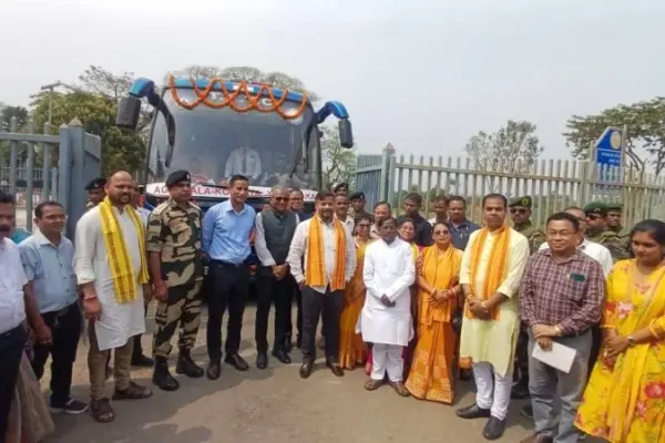 ত্রিপুরায় রয়েল মৈত্রী বাসের যাত্রীদের স্বাগত জানান অতিথিরা।