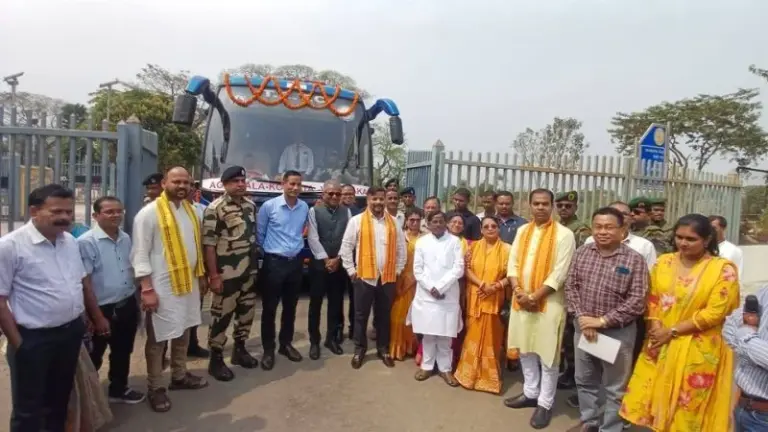 ত্রিপুরায় রয়েল মৈত্রী বাসের যাত্রীদের স্বাগত জানান অতিথিরা।