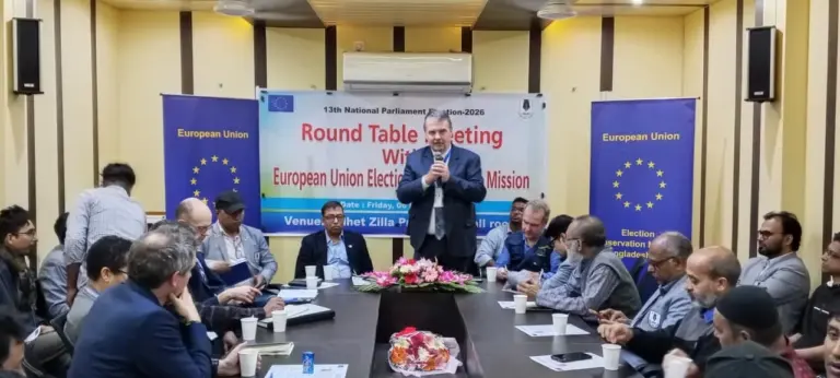 কথা বলছেন ইইউ নির্বাচন পর্যবেক্ষণ মিশন প্রধান ও ইউরোপীয় পার্লামেন্টের সদস্য ইভারস আইজাবস।