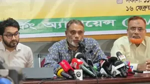 সংবাদ সম্মেলনে কথা বলছেন বক্তারা।