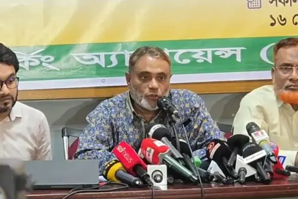 সংবাদ সম্মেলনে কথা বলছেন বক্তারা।