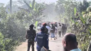 ঘটনাস্থলে সেনাবাহিনী, পুলিশ ও সংঘর্ষকারীরা।