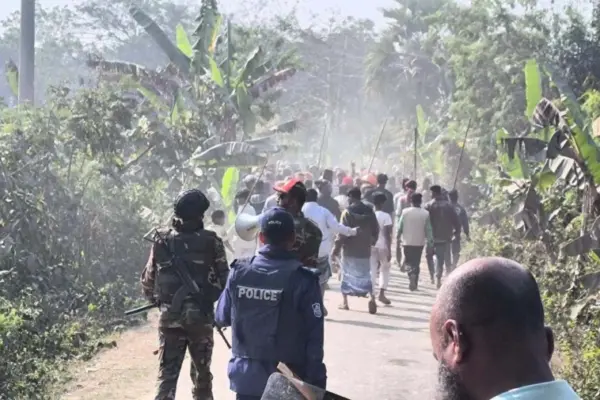 ঘটনাস্থলে সেনাবাহিনী, পুলিশ ও সংঘর্ষকারীরা।