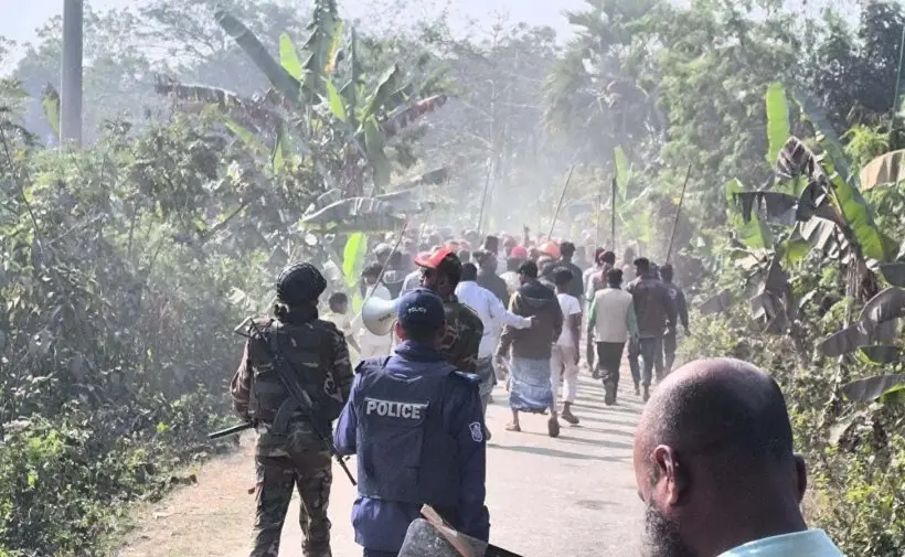 ঘটনাস্থলে সেনাবাহিনী, পুলিশ ও সংঘর্ষকারীরা।