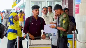 বিমানবন্দরে বিদেশযাত্রীরা।