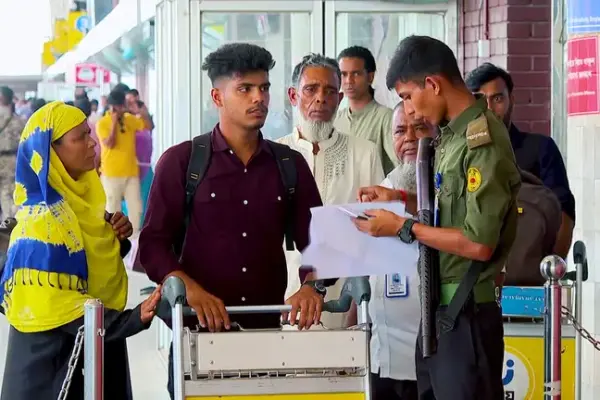 বিমানবন্দরে বিদেশযাত্রীরা।