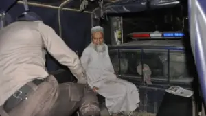 পুলিশের গাড়িতে জামায়াত নেতা মো. হাবিব।