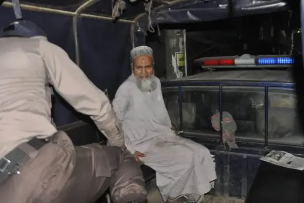 পুলিশের গাড়িতে জামায়াত নেতা মো. হাবিব।