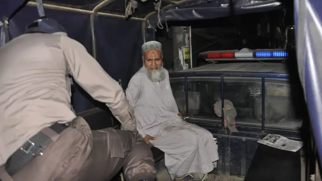 পুলিশের গাড়িতে জামায়াত নেতা মো. হাবিব।