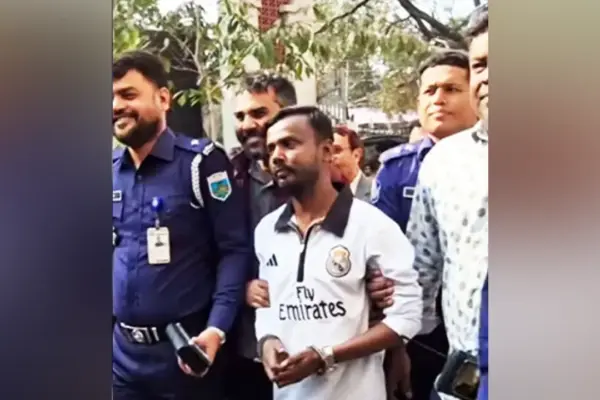 হিরো আলমকে গ্রেপ্তার করে নিয়ে যাচ্ছে পুলিশ।