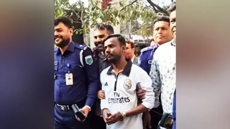 হিরো আলমকে গ্রেপ্তার করে নিয়ে যাচ্ছে পুলিশ।