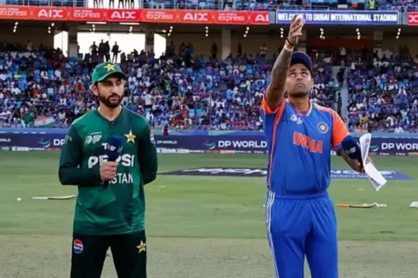 পাকিস্তান ও ভারতের দুই ক্রিকেটার।