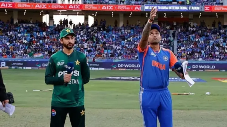 পাকিস্তান ও ভারতের দুই ক্রিকেটার।