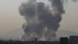 তেহরানে হামলার পর উড়ছে ধোঁয়া।