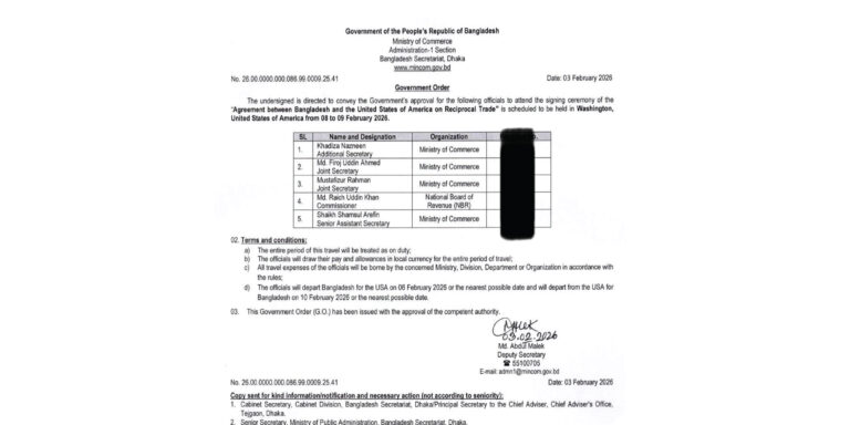 একটি সরকারি দাপ্তরিক পত্রের ছবি, যা গণপ্রজাতন্ত্রী বাংলাদেশ সরকারের বাণিজ্য মন্ত্রণালয় থেকে ৩ ফেব্রুয়ারি ২০২৬ তারিখে জারি করা হয়েছে। চিঠিতে ওয়াশিংটনে ‘Agreement between Bangladesh and the United States of America on Reciprocal Trade’ স্বাক্ষর অনুষ্ঠানে যোগ দেওয়ার জন্য পাঁচজন কর্মকর্তার নাম ও পদবী উল্লেখ করে সরকারি অনুমোদনের কথা জানানো হয়েছে। তালিকায় অতিরিক্ত সচিব খাদিজা নাজনীনসহ বাণিজ্য মন্ত্রণালয় ও এনবিআর-এর কর্মকর্তাদের নাম রয়েছে এবং নিচে উপ-সচিব মো. আব্দুল মালেকের স্বাক্ষর রয়েছে।