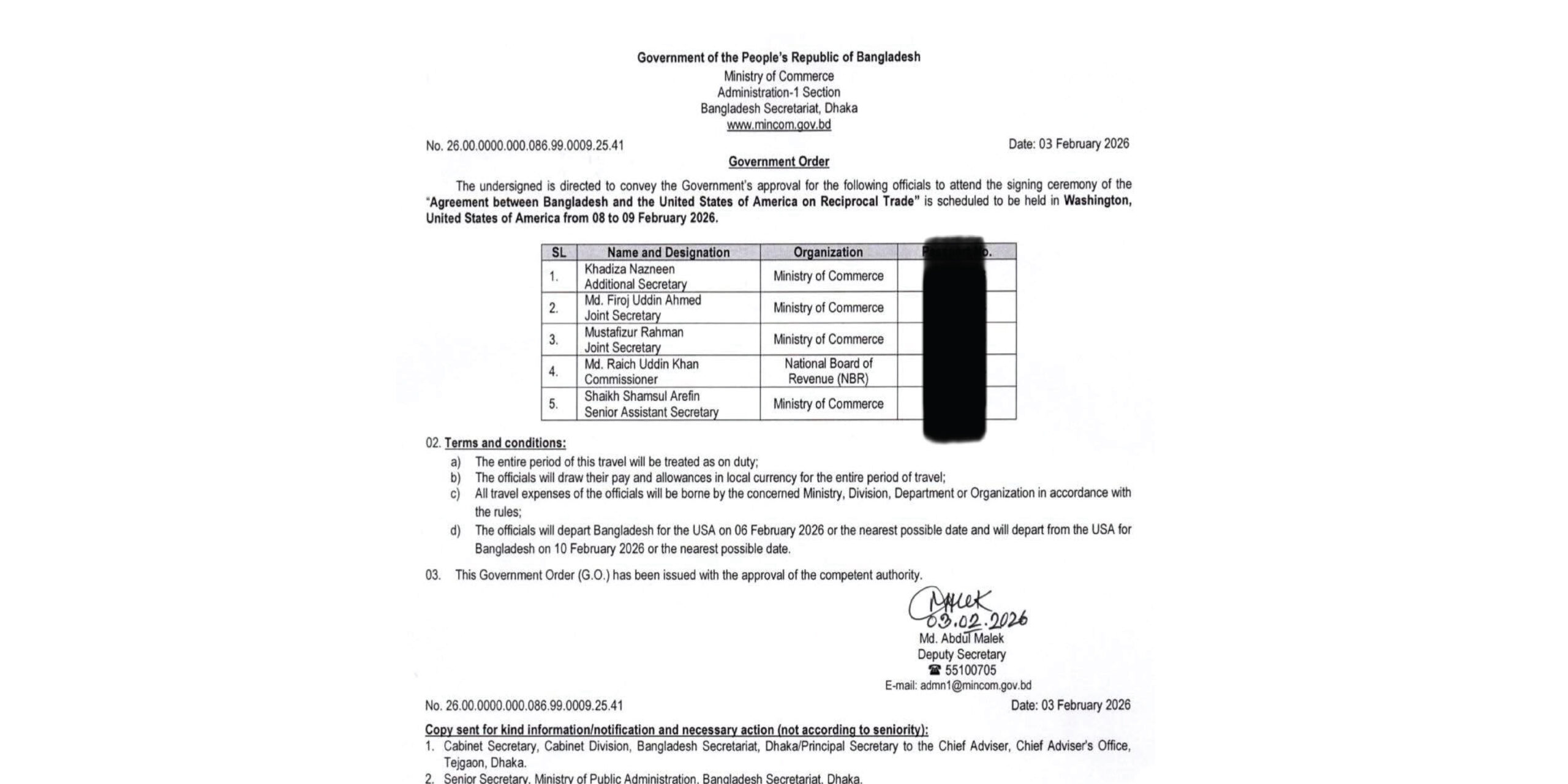 একটি সরকারি দাপ্তরিক পত্রের ছবি, যা গণপ্রজাতন্ত্রী বাংলাদেশ সরকারের বাণিজ্য মন্ত্রণালয় থেকে ৩ ফেব্রুয়ারি ২০২৬ তারিখে জারি করা হয়েছে। চিঠিতে ওয়াশিংটনে ‘Agreement between Bangladesh and the United States of America on Reciprocal Trade’ স্বাক্ষর অনুষ্ঠানে যোগ দেওয়ার জন্য পাঁচজন কর্মকর্তার নাম ও পদবী উল্লেখ করে সরকারি অনুমোদনের কথা জানানো হয়েছে। তালিকায় অতিরিক্ত সচিব খাদিজা নাজনীনসহ বাণিজ্য মন্ত্রণালয় ও এনবিআর-এর কর্মকর্তাদের নাম রয়েছে এবং নিচে উপ-সচিব মো. আব্দুল মালেকের স্বাক্ষর রয়েছে।