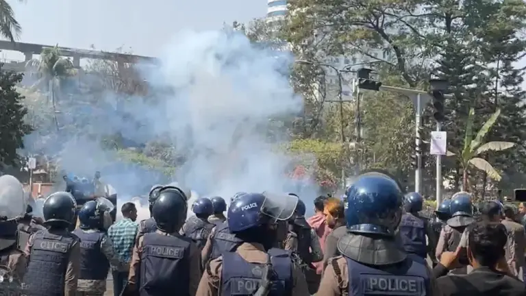 টিয়ারগ্যাস ও সাউন্ড গ্রেনেড ছুড়েছে পুলিশ।