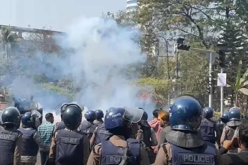 টিয়ারগ্যাস ও সাউন্ড গ্রেনেড ছুড়েছে পুলিশ।