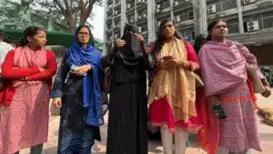 প্রতিবাদ সমাবেশে কয়েকজন শিক্ষার্থী।