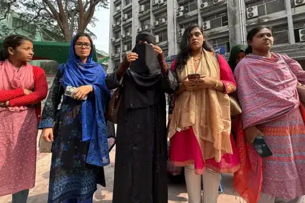 প্রতিবাদ সমাবেশে কয়েকজন শিক্ষার্থী।