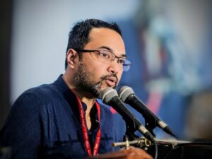 একটি সভায় মাইক্রোফোনের সামনে বক্তব্য রাখছেন বিএনপির নির্বাচন পরিচালনা কমিটির মুখপাত্র ও বিএনপি চেয়ারম্যানের উপদেষ্টা মাহদী আমিন।