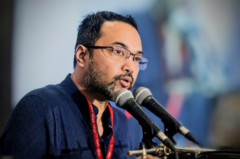 একটি সভায় মাইক্রোফোনের সামনে বক্তব্য রাখছেন বিএনপির নির্বাচন পরিচালনা কমিটির মুখপাত্র ও বিএনপি চেয়ারম্যানের উপদেষ্টা মাহদী আমিন।