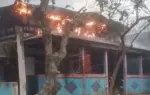 আগুনে পুড়ছে বাড়ি।