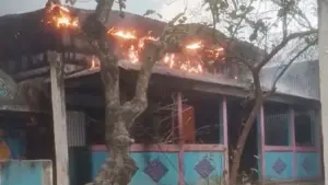 আগুনে পুড়ছে বাড়ি।