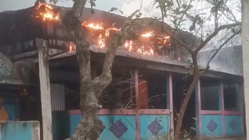 আগুনে পুড়ছে বাড়ি।