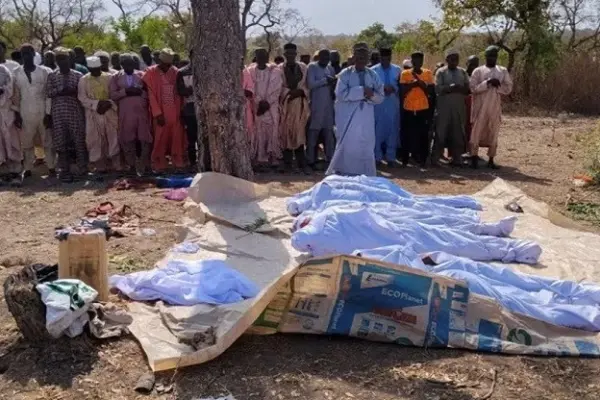 নিহত কয়েকজনের জানাজার নামাজ পড়ানো হচ্ছে।