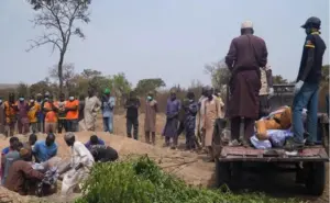 নাইজেরিয়ায় হামলার শিকার একটি গ্রামের মানুষ।