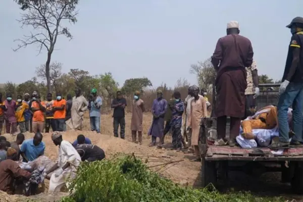 নাইজেরিয়ায় হামলার শিকার একটি গ্রামের মানুষ।