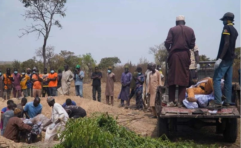নাইজেরিয়ায় হামলার শিকার একটি গ্রামের মানুষ।