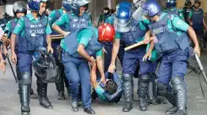 আহত এক পুলিশ সদস্যকে নিয়ে যাচ্ছেন সহকর্মীরা।