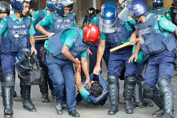 আহত এক পুলিশ সদস্যকে নিয়ে যাচ্ছেন সহকর্মীরা।