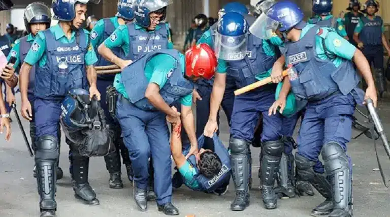 আহত এক পুলিশ সদস্যকে নিয়ে যাচ্ছেন সহকর্মীরা।