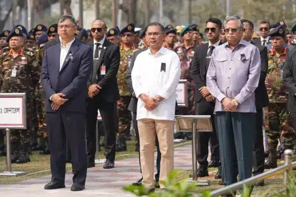 পিলখানা হত্যাকাণ্ডে শহীদ সেনা সদস্যদের কবরে শ্রদ্ধা নিবেদন করতে যান রাষ্ট্রপতি মোহাম্মদ সাহাবুদ্দিন ও প্রধানমন্ত্রী তারেক রহমান।