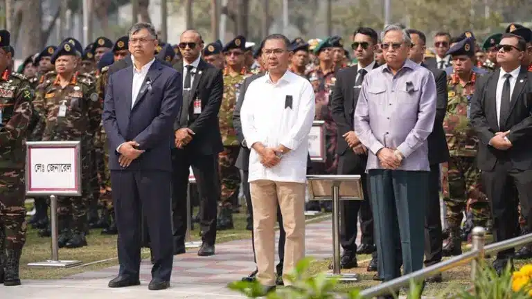 পিলখানা হত্যাকাণ্ডে শহীদ সেনা সদস্যদের কবরে শ্রদ্ধা নিবেদন করতে যান রাষ্ট্রপতি মোহাম্মদ সাহাবুদ্দিন ও প্রধানমন্ত্রী তারেক রহমান।