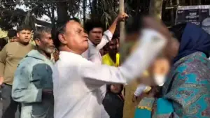 স্বতন্ত্র প্রার্থী হাবিবা বেগমকে থাপ্পড় দেন রজব আলী।