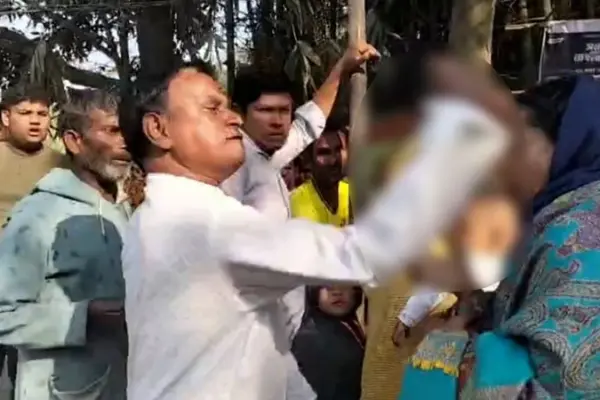 স্বতন্ত্র প্রার্থী হাবিবা বেগমকে থাপ্পড় দেন রজব আলী।