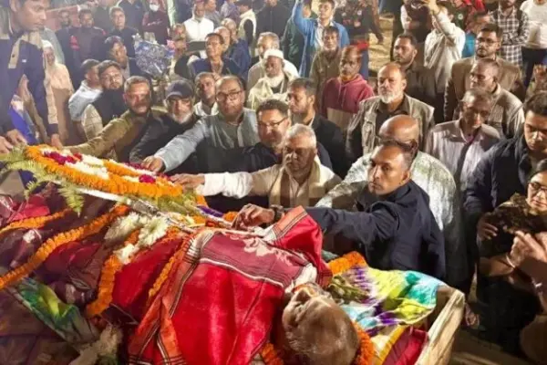 রনজিৎ দাসের মরদেহে শেষ শ্রদ্ধা জানান সর্বস্তরের মানুষ।