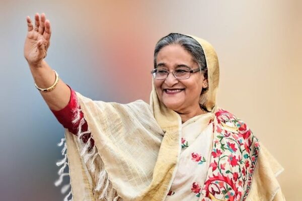 জনগনের প্রতি হাত উচিয়ে শুভেচ্ছা জানাচ্ছেন বাংলাদেশের ক্ষমতাচ্যুত প্রধানমন্ত্রী শেখ হাসিনা।