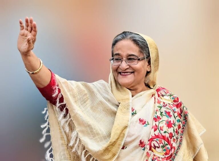 জনগনের প্রতি হাত উচিয়ে শুভেচ্ছা জানাচ্ছেন বাংলাদেশের ক্ষমতাচ্যুত প্রধানমন্ত্রী শেখ হাসিনা।
