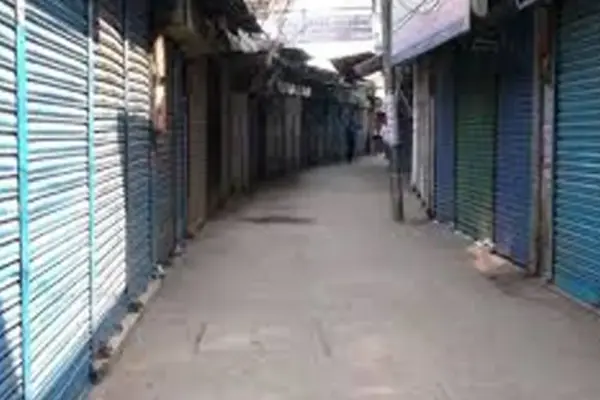 বন্ধ দোকান।