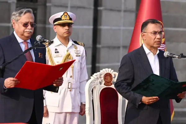 শপথ পাঠ করছেন বিএনপির চেয়ারম্যান তারেক রহমান।