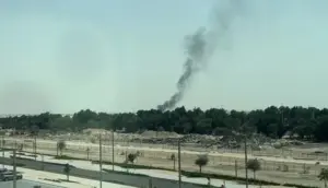 সংযুক্ত আরব আমিরাতে বিস্ফোরণের পর ধোয়া উঠতে দেখা যায়।