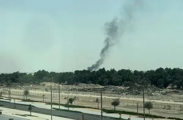 সংযুক্ত আরব আমিরাতে বিস্ফোরণের পর ধোয়া উঠতে দেখা যায়।