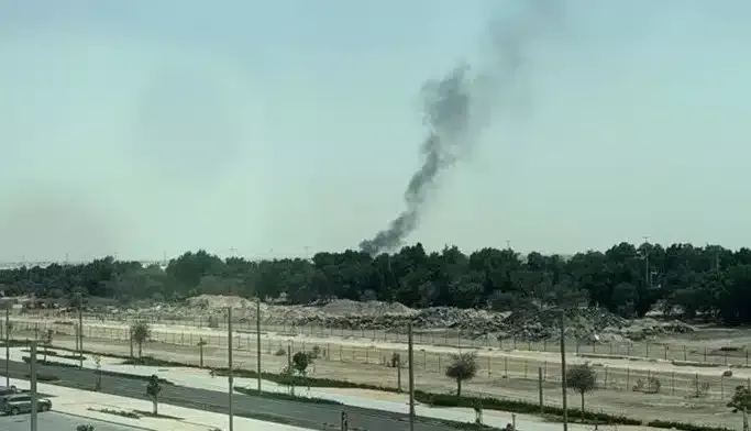 সংযুক্ত আরব আমিরাতে বিস্ফোরণের পর ধোয়া উঠতে দেখা যায়।